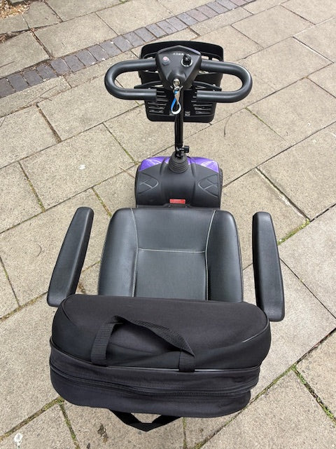 Preowned Aeron Li